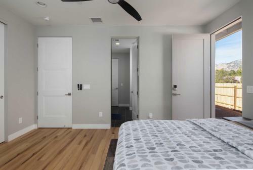 Modern Home With Private Hot Tub In Central Location