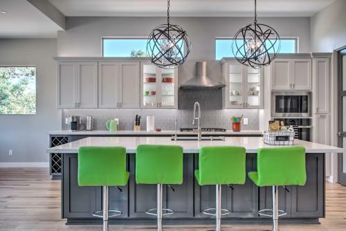 Modern Home With Private Hot Tub In Central Location
