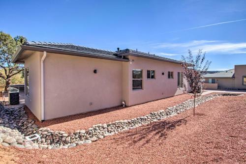 Modern Home With Private Hot Tub In Central Location