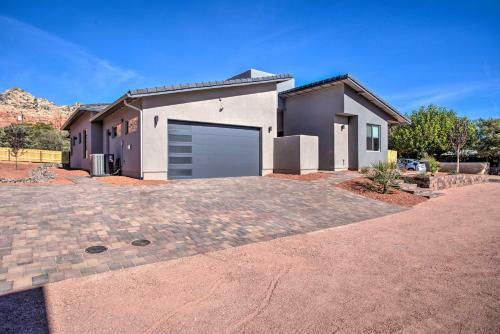 Modern Home With Private Hot Tub In Central Location