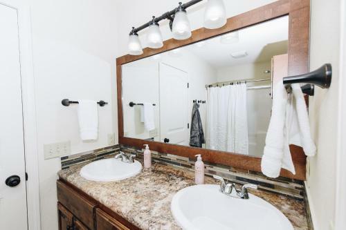 Chic Amp Comfy Near Dickson St Royal Beds Pkg 1br