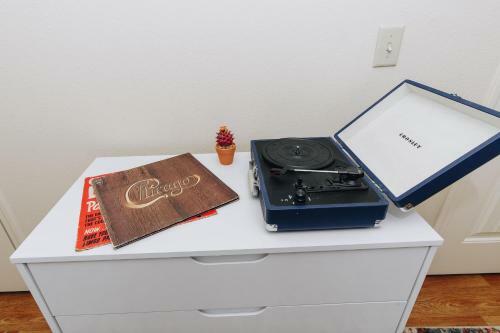 Chic Amp Comfy Near Dickson St Royal Beds Pkg 1br