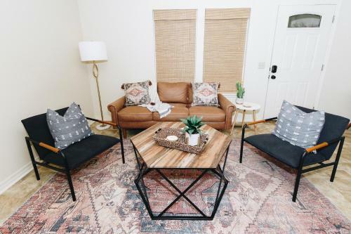 Chic Amp Comfy Near Dickson St Royal Beds Pkg 1br