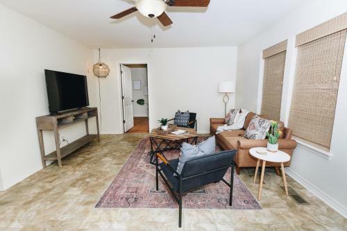 Chic Amp Comfy Near Dickson St Royal Beds Pkg 1br