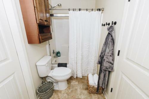 Chic Amp Comfy Near Dickson St Royal Beds Pkg 1br