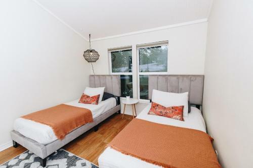 Chic Amp Comfy Near Dickson St Royal Beds Pkg 1br