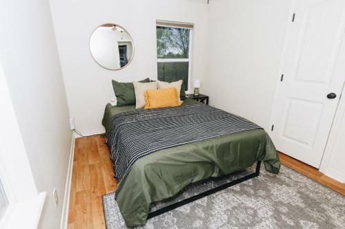 Chic Amp Comfy Near Dickson St Royal Beds Pkg 1br