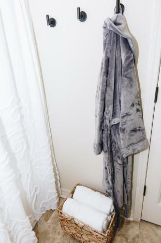 Chic Amp Comfy Near Dickson St Royal Beds Pkg 1br