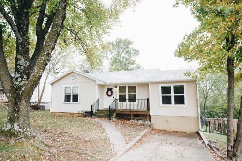 Chic Amp Comfy Near Dickson St Royal Beds Pkg 1br