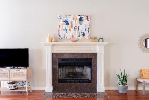 Spacious Cottage Getaway - Royal Beds, Fireplace