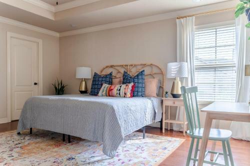 Spacious Cottage Getaway - Royal Beds, Fireplace