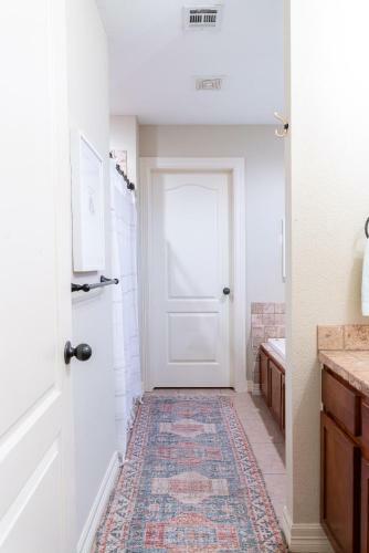 Spacious Cottage Getaway - Royal Beds, Fireplace