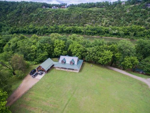 Troutfest Riverfront Norfork Home, Great Fishing