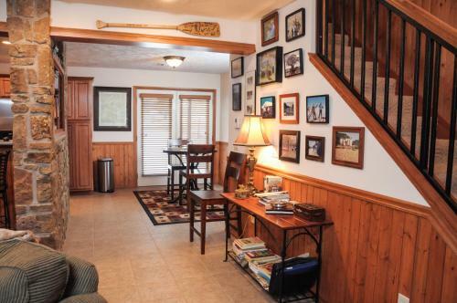 Troutfest Riverfront Norfork Home, Great Fishing