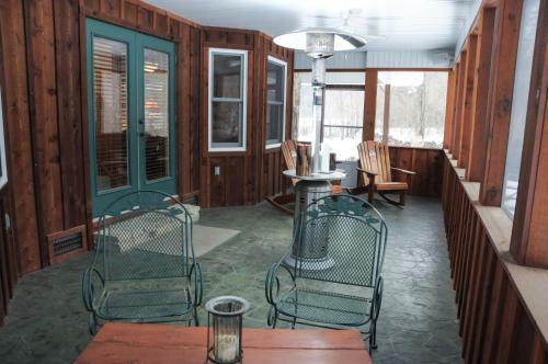 Troutfest Riverfront Norfork Home, Great Fishing
