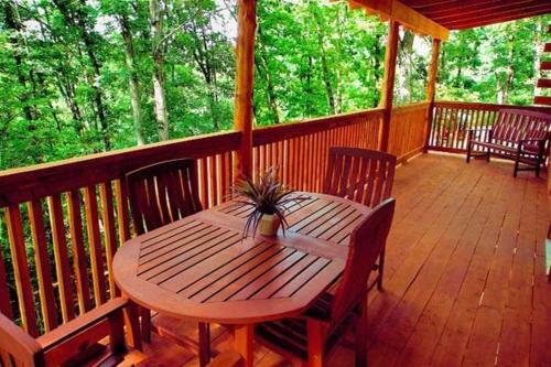 Secluded 1 Story Cabin Pool Wifi Smart Tvs