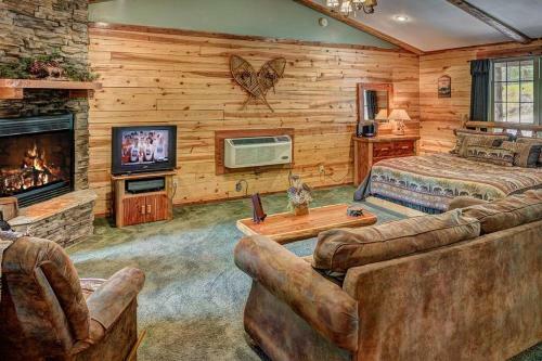 Secluded 1 Story Cabin Pool Wifi Smart Tvs