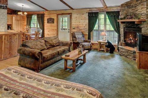 Secluded 1 Story Cabin Pool Wifi Smart Tvs