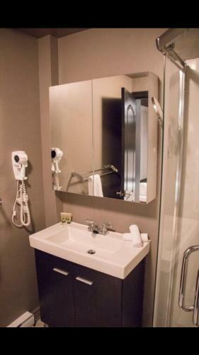 Hostal 103-downtown Montr�al Drummond Golden Dist Ritz