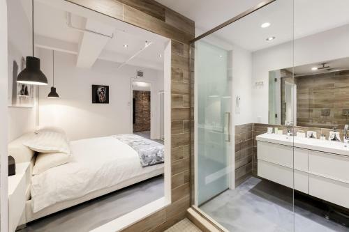 Apartamento 4 Bedroom Bachelor Pad In Downtown Montreal By Simplissimmo