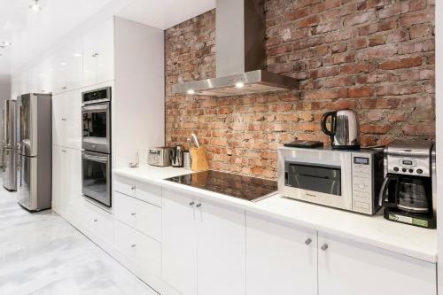 Apartamento 4 Bedroom Bachelor Pad In Downtown Montreal By Simplissimmo