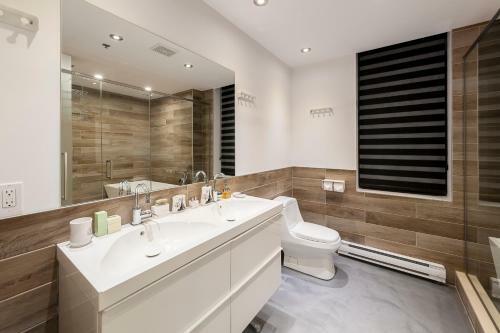 Apartamento 4 Bedroom Bachelor Pad In Downtown Montreal By Simplissimmo