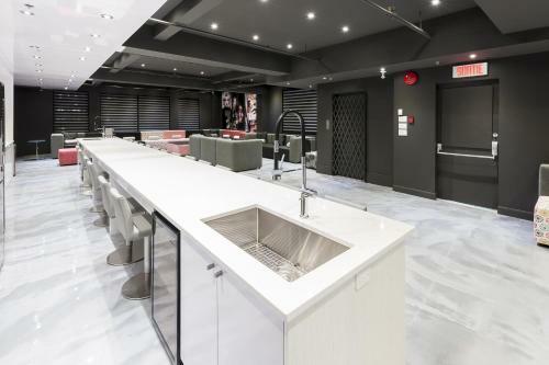 Apartamento 4 Bedroom Bachelor Pad In Downtown Montreal By Simplissimmo