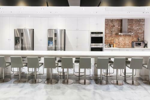 Apartamento 4 Bedroom Bachelor Pad In Downtown Montreal By Simplissimmo