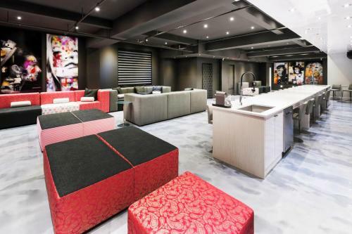 Apartamento 4 Bedroom Bachelor Pad In Downtown Montreal By Simplissimmo