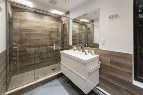 Apartamento 4 Bedroom Bachelor Pad In Downtown Montreal By Simplissimmo