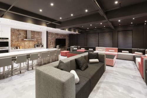 Apartamento 4 Bedroom Bachelor Pad In Downtown Montreal By Simplissimmo