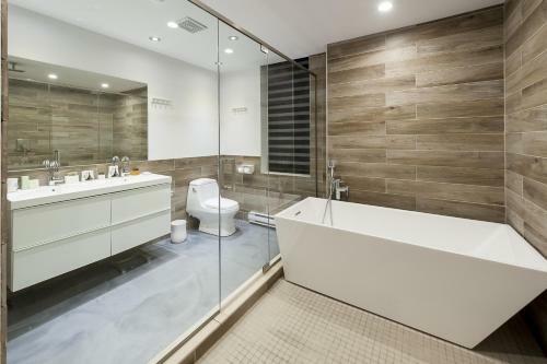 Apartamento 4 Bedroom Bachelor Pad In Downtown Montreal By Simplissimmo