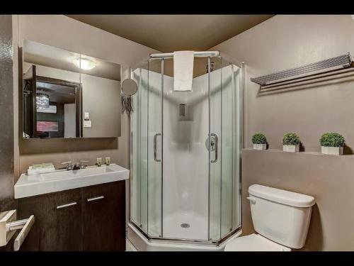 Golden District Mcgill Downtown Stays Studios Design Le Drummond 1