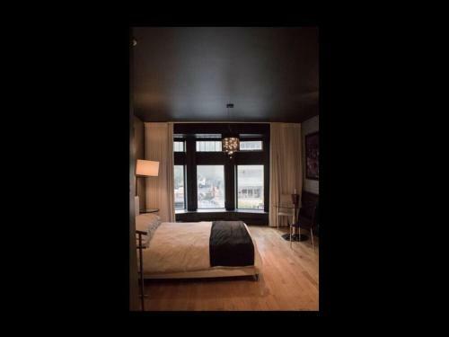 Golden District Mcgill Downtown Stays Studios Design 9