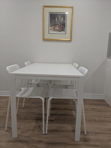 Spacious Basement One Bedroom Apartment, Wifi.