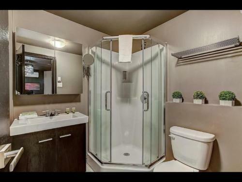 Golden District Mcgill Downtown Stays Studios Design - Le Drummond