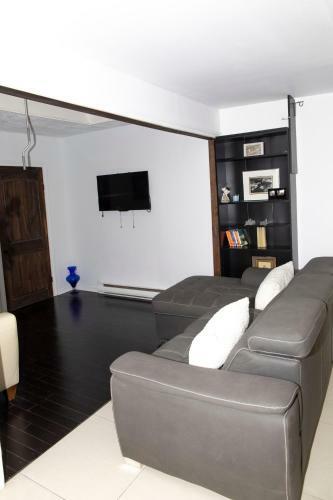 Modern Apartment Beautiful Location Mont Royal