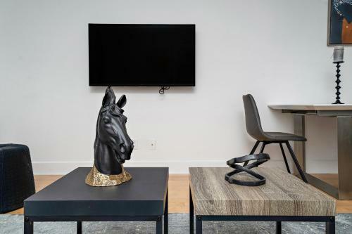 Frontenac Apartments By Restavio
