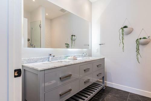 Apartamento Vast And Perfectly Located 3 Bedroom Flat By Denstays