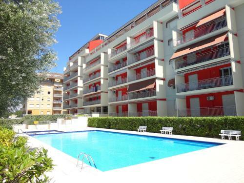 Apartment Near The Beach-pool-tv-ac