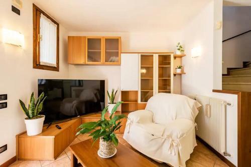 Spacious Villa - Private Garden Near The Sea/beach
