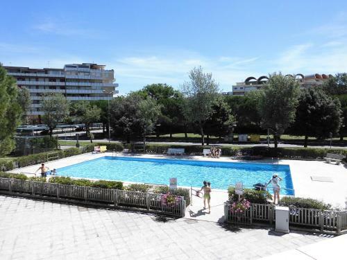 Beautiful Beachfront Apartment With Swimming Pool - Great Location