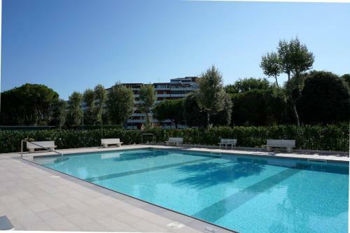 Beautiful Beachfront Apartment With Swimming Pool - Great Location