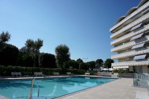 Beautiful Beachfront Apartment With Swimming Pool - Great Location