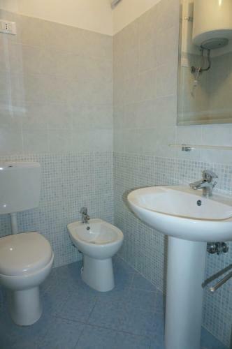 Beautiful Beachfront Apartment With Swimming Pool - Great Location