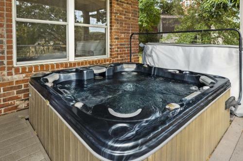 Hillside Hideaway - Lake Views And Lake Access - Hot Tub!