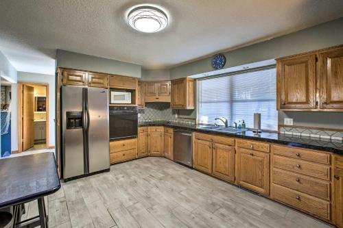 Spacious Home On Beaver Lake With Deck And Fire Pit!