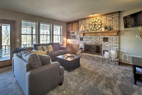 Spacious Home On Beaver Lake With Deck And Fire Pit!