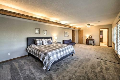 Spacious Home On Beaver Lake With Deck And Fire Pit!
