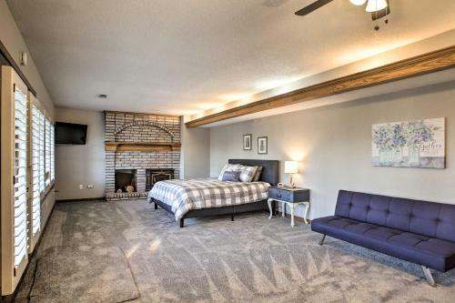 Spacious Home On Beaver Lake With Deck And Fire Pit!